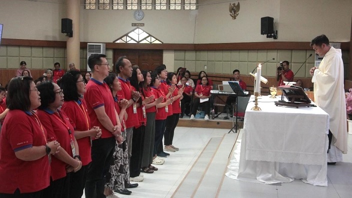 Panitia EJ Angkatan XII diperciki oleh Romo Juju, OSCPAKAI_1